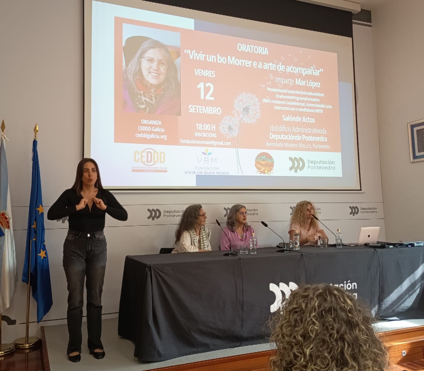Mesa de una conferencia de VBM en Pontevedra, con interpretación en lengua de signos.