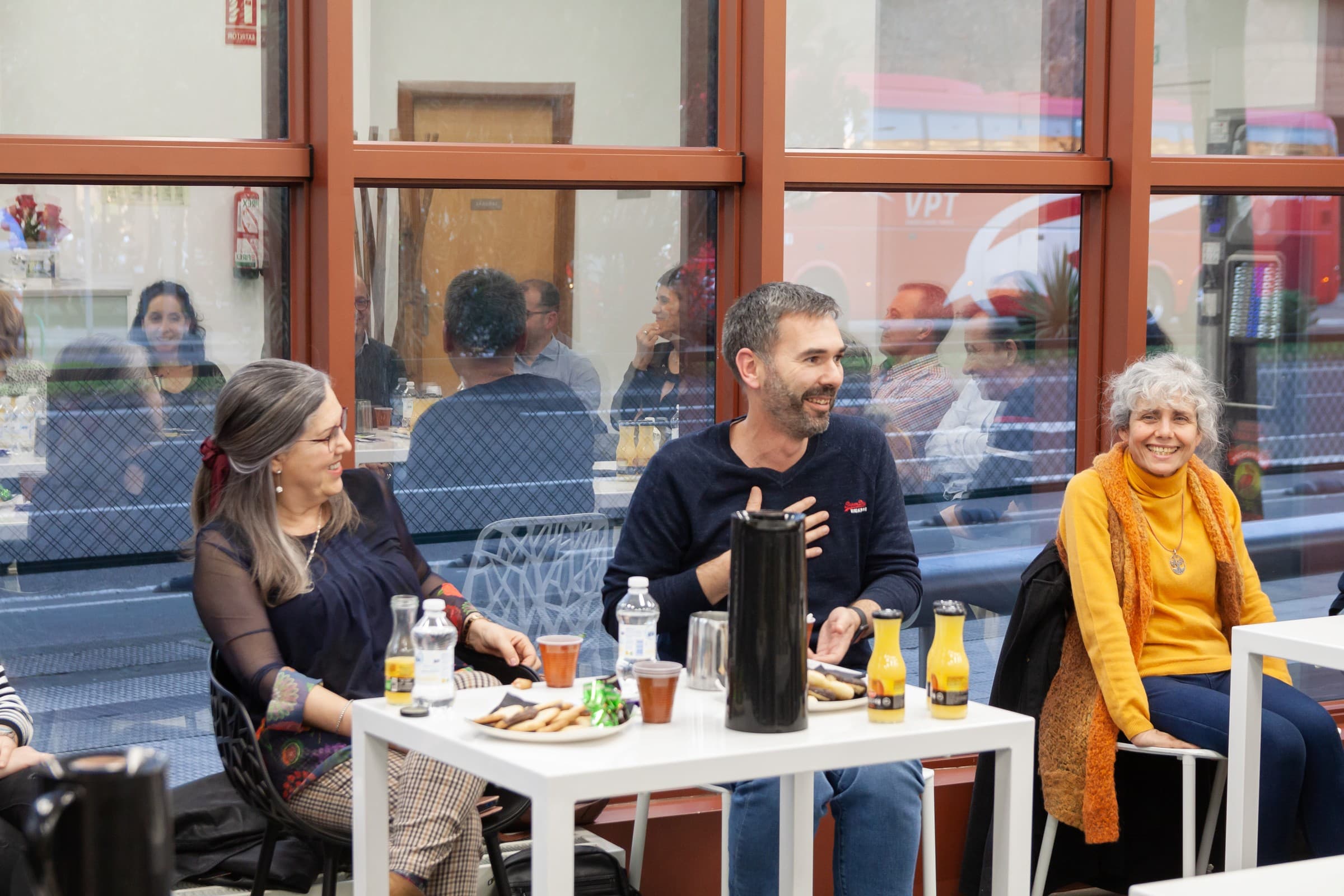 Tres personas conversan durante un Death Café de VBM en Zaragoza, en 2020.