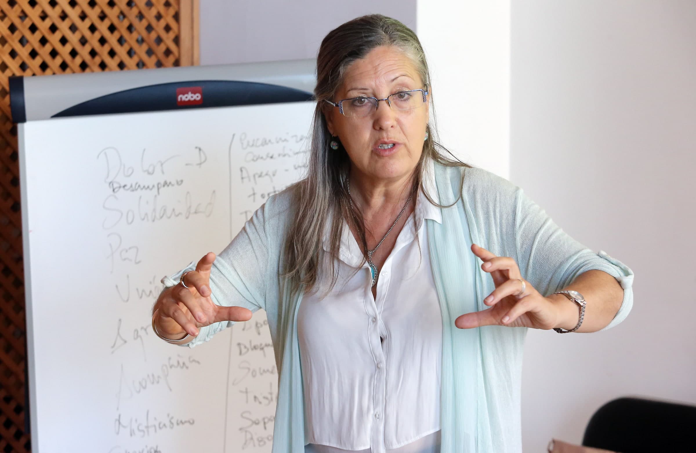 Mar López explica un contenido durante un taller, junto a una pizarra.