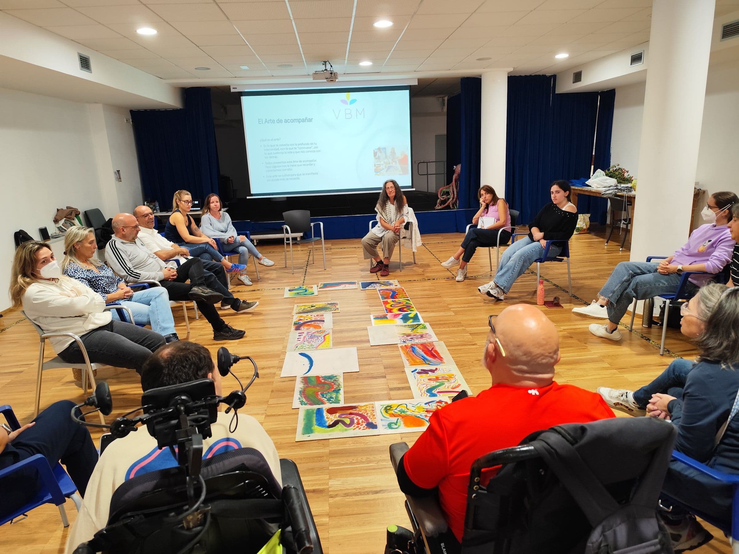 Sesión grupal de formación y arteterapia con APAMP.
