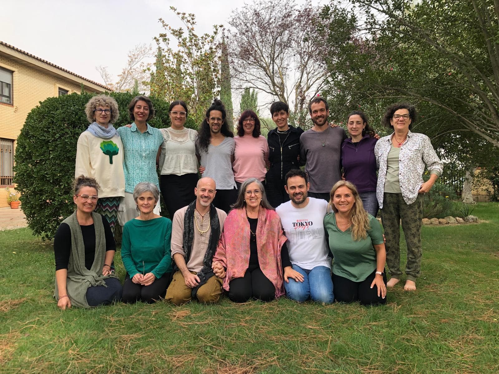 Grupo de participantes de VBM reunido al aire libre.