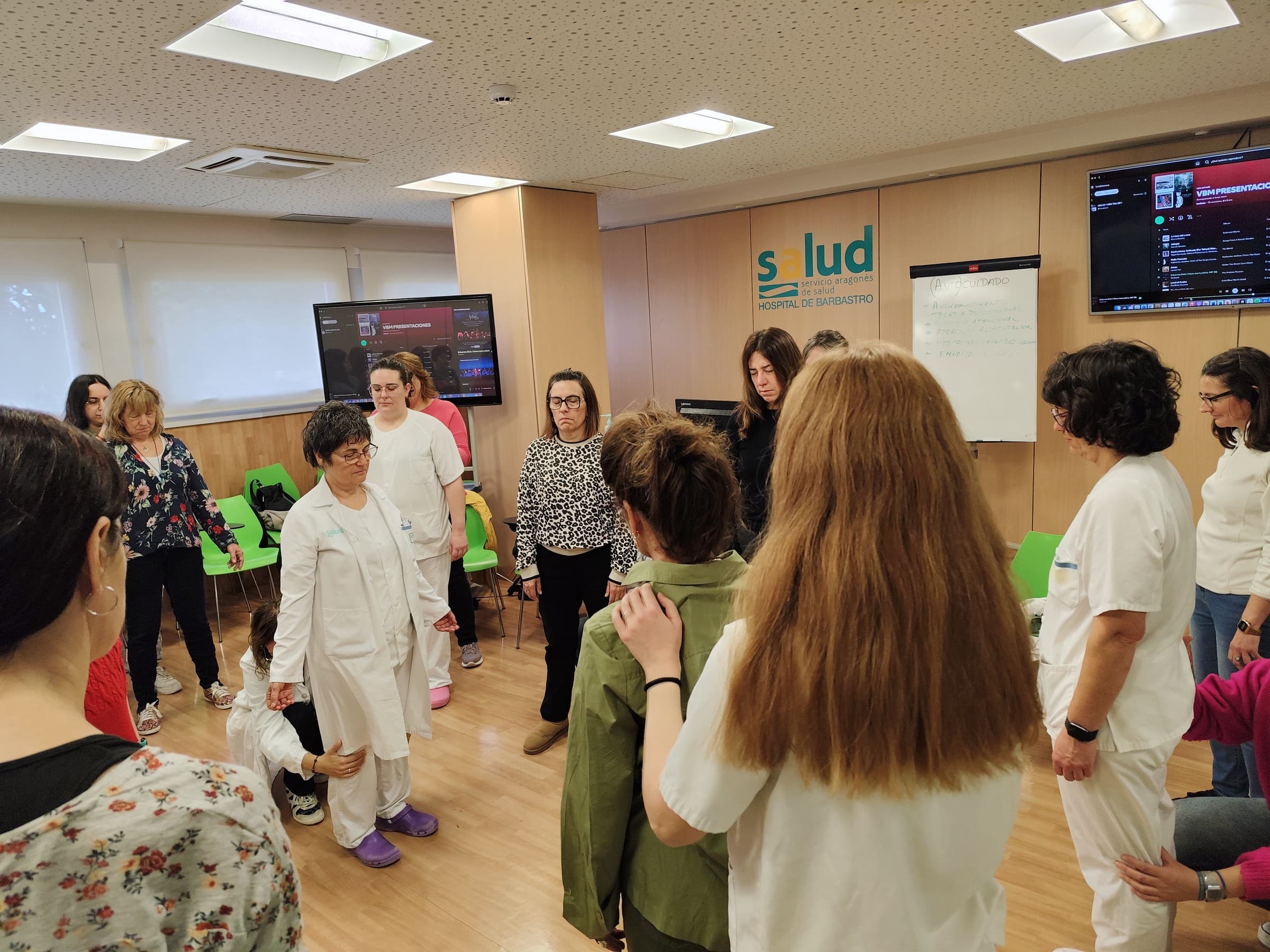 Profesionales participan en una dinámica grupal en una sala de formación del Hospital de Barbastro.