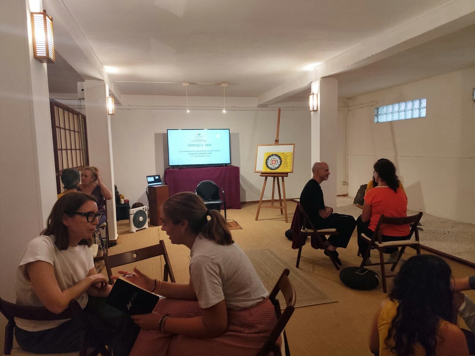 Participantes practican por parejas durante una formación presencial de VBM.